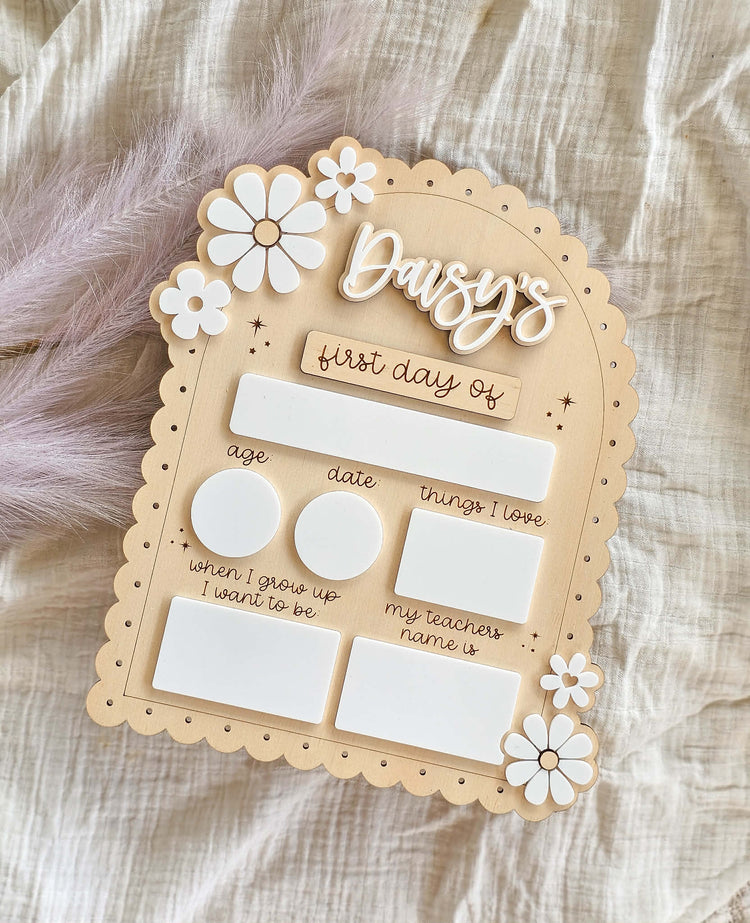 Vintage Scallop with 5 Daisies First / Last Day Back to School Board