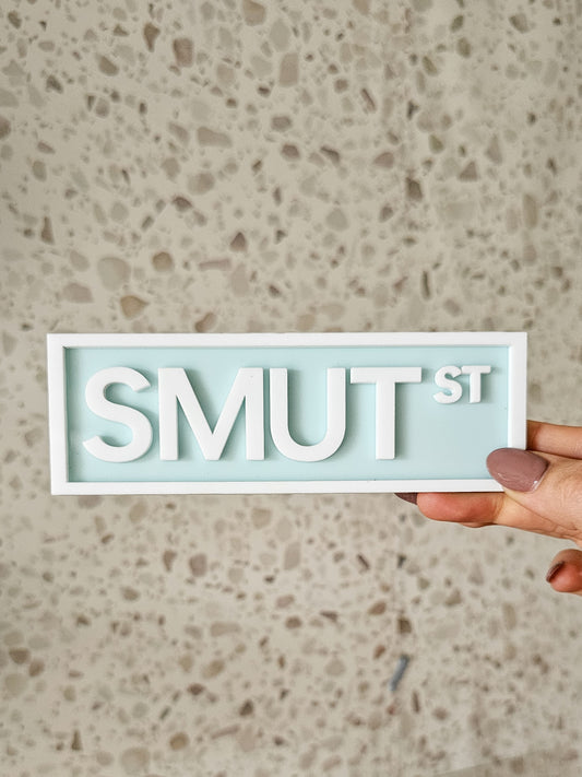 Smut St Sign