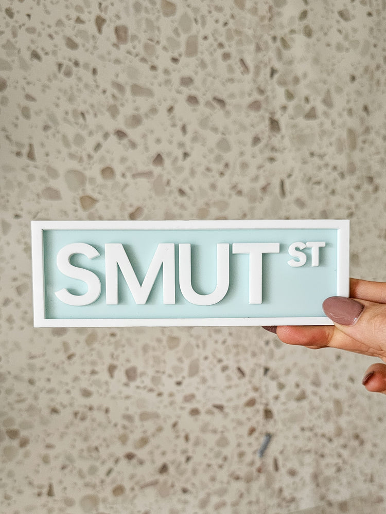 Smut St Sign