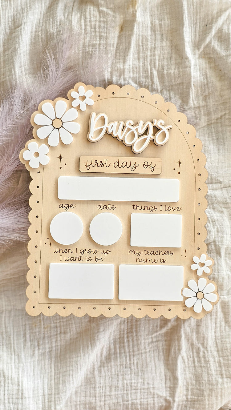 Vintage Scallop with 5 Daisies First / Last Day Back to School Board