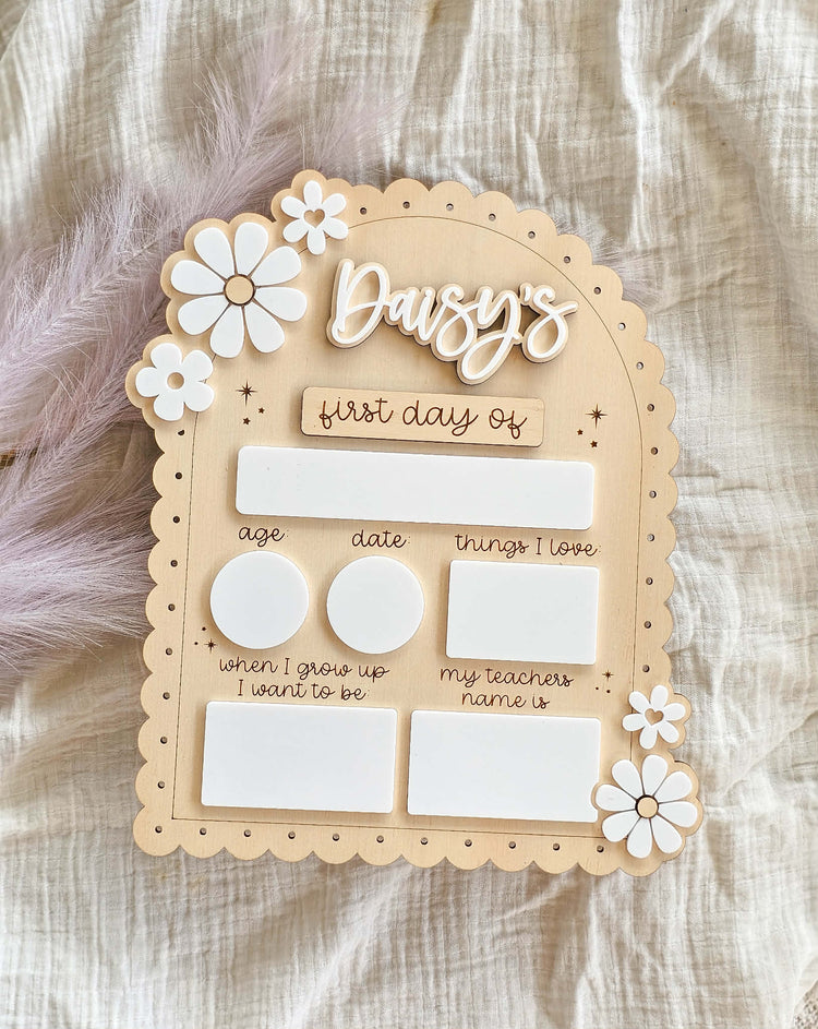 Vintage Scallop with 5 Daisies First / Last Day Back to School Board