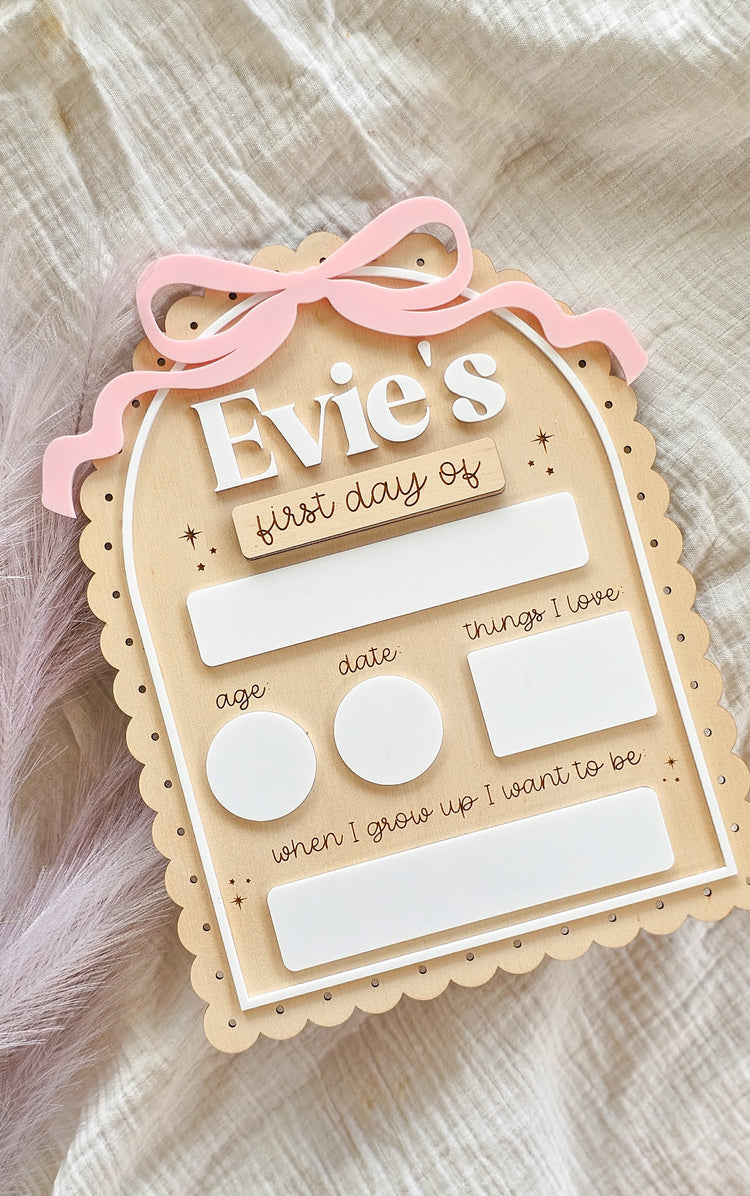 Vintage Scallop Bow First / Last Day Back to School Board