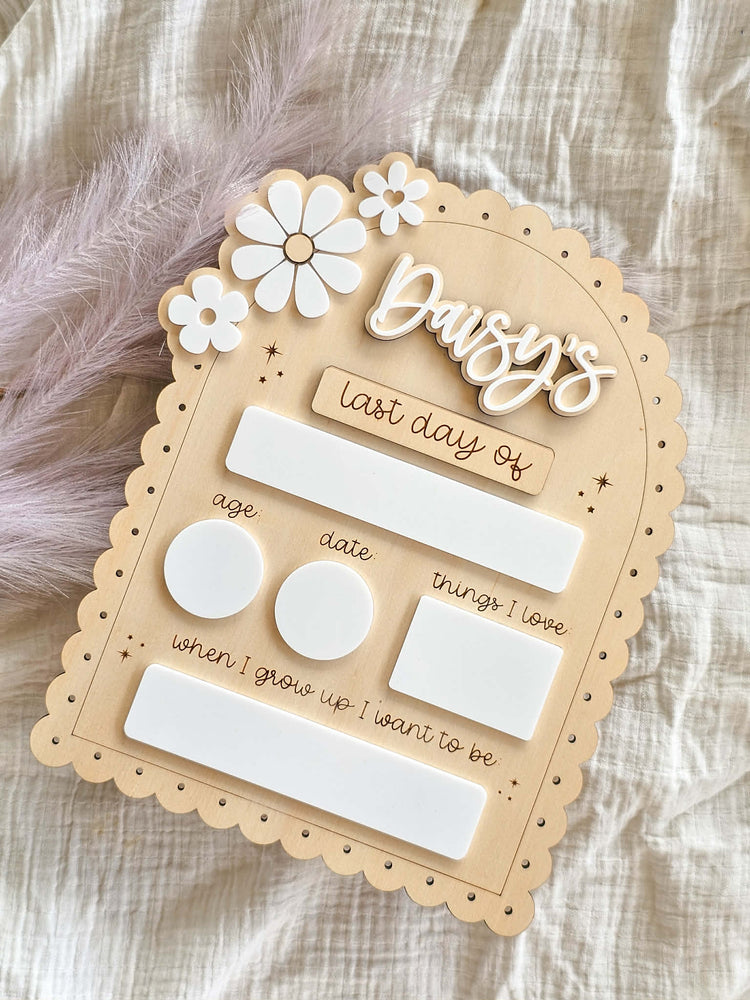 Vintage Scallop with 3 Daisies First / Last Day Back to School Board