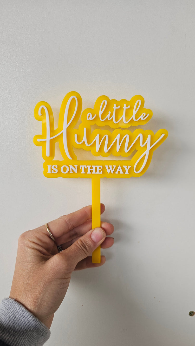 A little hunny cake topper